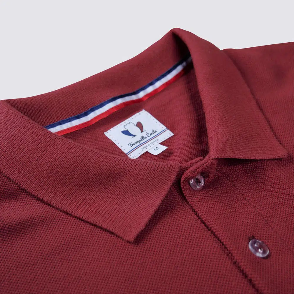 polo-made-in-france-lelegant-rouge-bordeaux-col_jpg.webp